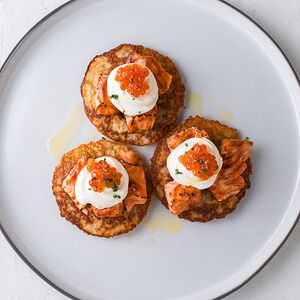 Драники с лососем, сливочным сыром и красной икрой