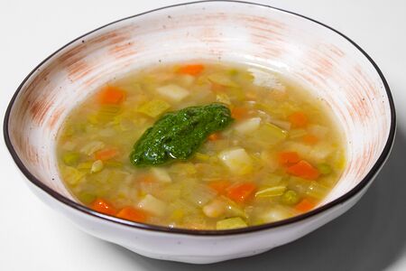 Минестроне с молодыми горошком и песто