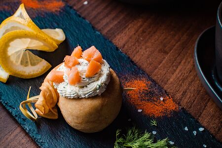 Блин с лососем и творожным муссом