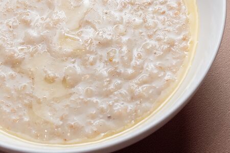 Овсяная каша из цельного зерна с сыром страчателла