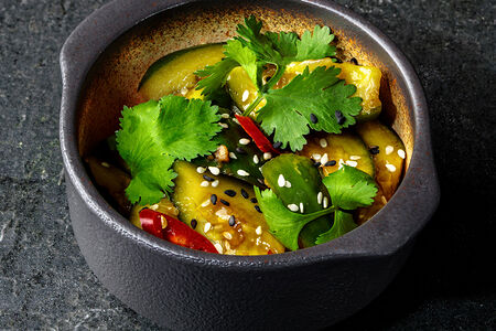 Салат битые огурцы