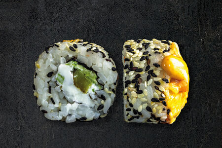 Ролл запеченный с лососем и окунем