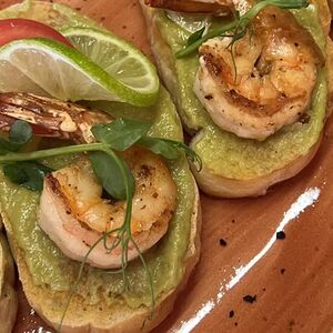 Брускетты с креветками и соусом гуакамоле