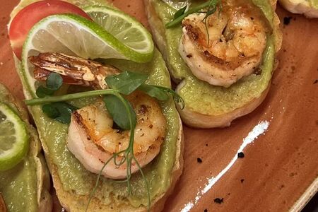 Брускетты с креветками и соусом гуакамоле