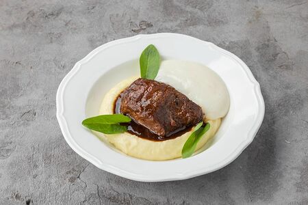 Телячьи щечки с трюфельным пюре и пармезаном