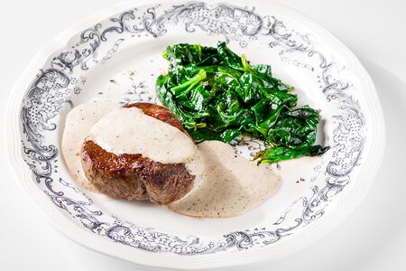 Говяжья вырезка со шпинатом и перечным соусом