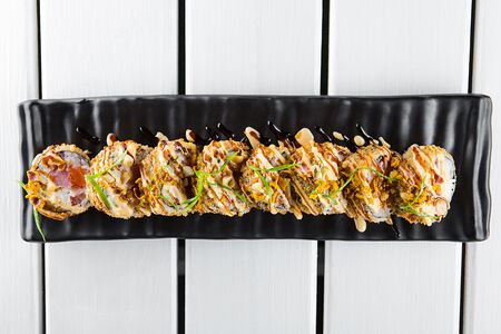 Жареный ролл с тунцом и лососем