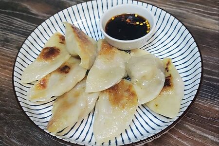 Гедза со свининой и японским соусом