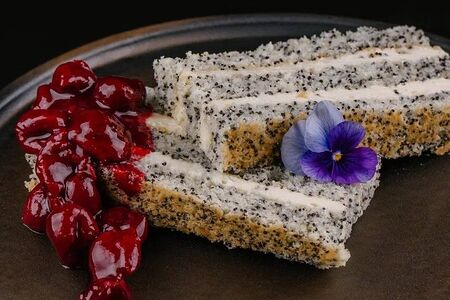 Маковый торт с вишней