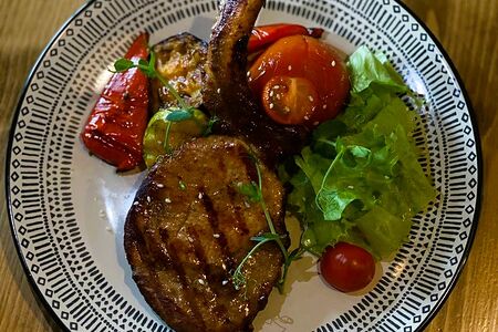 Стейк из свинины на косточке с овощами гриль