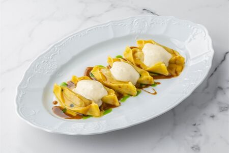 Равиоли с уткой и муссом из пармезана
