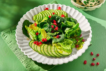 Салат с авокадо, брокколи и цукини