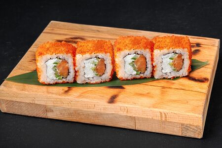 Ролл Калифорния с лососем и красной тобико