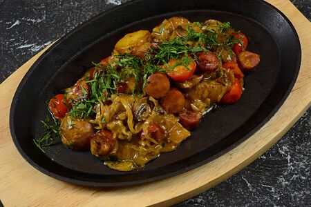 Сковородка с охотничьими колбасками и шампиньонами в сливочном барбекю