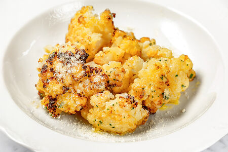 Запеченная цветная капуста с соусом из анчоусов