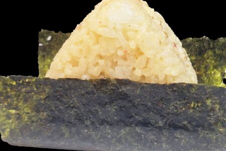 Онигири с лососем спайси