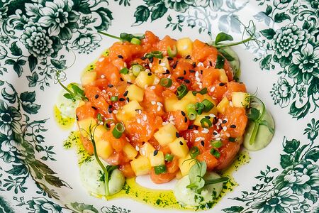 Тартар из форели с ранчем из авокадо и манго