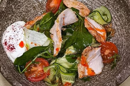 Салат с куриным филе и йогуртовым соусом