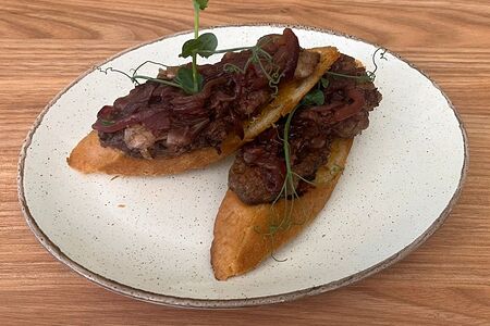 Брускетта с куриной печенью