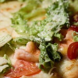 Цезарь с тигровыми креветками