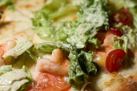 Цезарь с тигровыми креветками