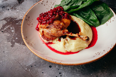 Утиная ножка конфи с брусникой