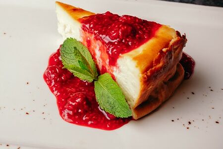 Чизкейк с соусом из малины