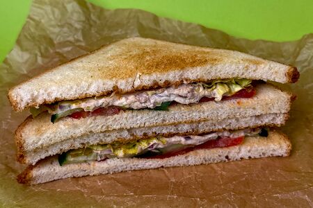 Клаб с тунцом и красным луком