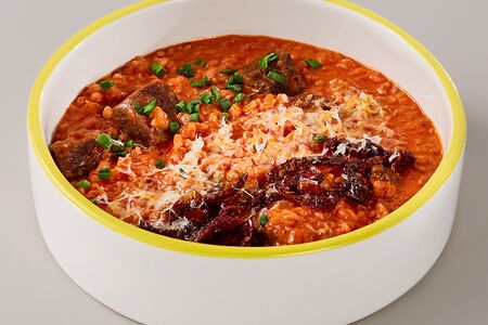 Булгур с томатным соусом и телячьей щечкой