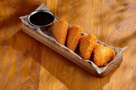 Жареный сыр чеддер с соусом из черной смородины