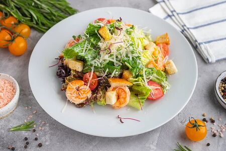 Цезарь с тигровыми креветками и с сыром пармезан