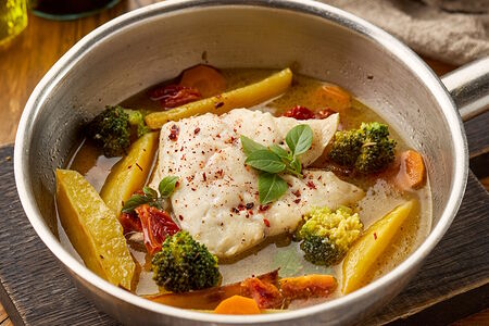 Томленая дорадо с овощами в собственном соку