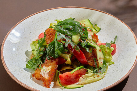 Салат с хрустящей курочкой