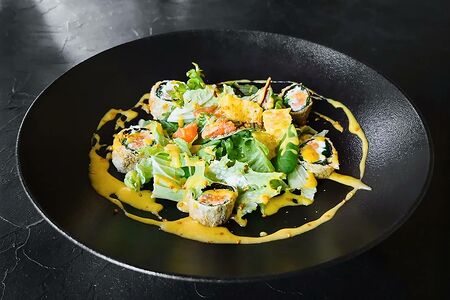 Салат с теплым роллом из лосося