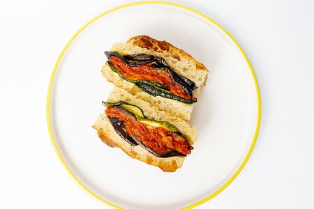 Фокачча с овощами, томатным и трюфельным соусами