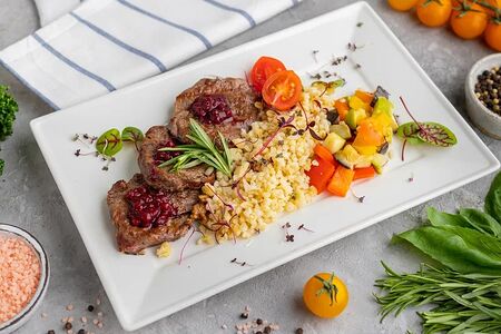 Медальоны из ростбифа с брусничным соусом и булгуром с овощами гриль