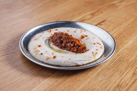 Хумус из фасоли, бекон джем