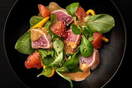 Салат с тунцом и грейпфрутом