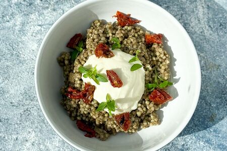 Зеленая гречка с белыми грибами, яйцом пашот и сырным муссом