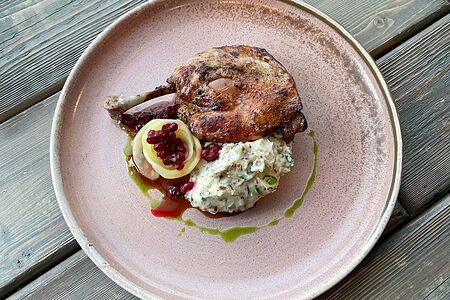 Утиная ножка с картофелем и лисичками