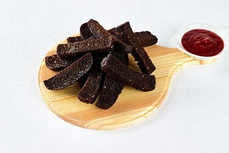 Гренки чесночные и соус на выбор