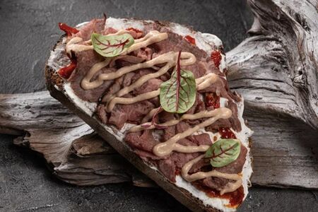 Брускетта Ростбиф с вялеными томаты и соусом Тоннато