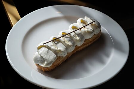 Эклер ванильный