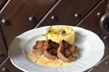 Медальоны из говяжьего языка с пюре