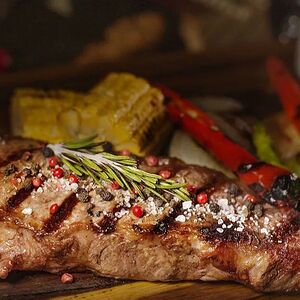 Стейк Стриплойн с овощами на гриле