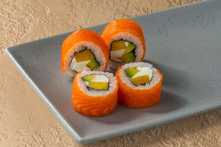 Филадельфия с авокадо и манго 