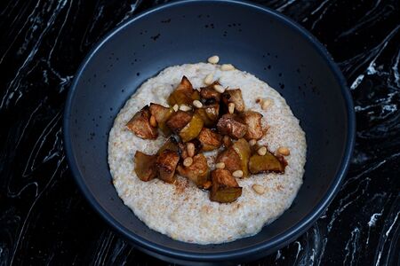 Каша полба с запечёнными яблоками и корицей 