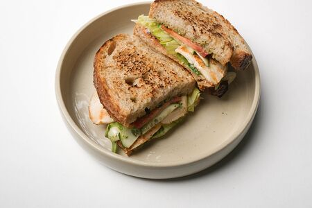 Сэндвич с курицей и соусом песто