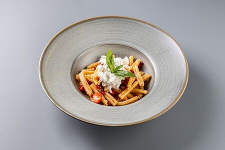 Паста казаречче с томатами и страчателлой