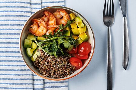 Боул с креветками и киноа